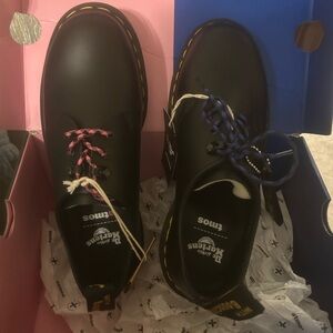 Dr. Martens ATMOS Shoes NWT and Box Size 8W/7M/EU 39 with Pink and blue laces